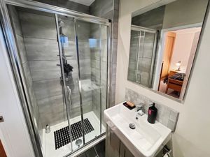 En-suite- click for photo gallery